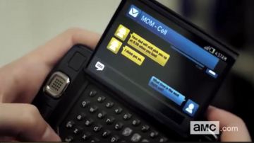 The smartphone screen sliding in Fear The Walking Dead "Flight 462" 1/8