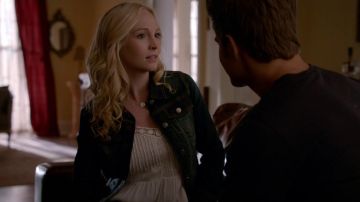 Le débardeur Patrons Of Peace de Caroline Forbes (Can­dice King) dans la garde-robe de la série The Vampire Diaries (Saison 7 Épisode 6)