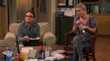 The blouse in silk of Penny in The Big Bang Theory S09E07