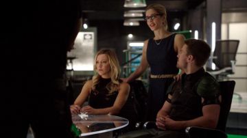 La robe coupe patineuse Zara en denim de Felicity dans Arrow