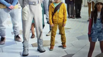 Las botas grises de uno de los extras de tomorrowland