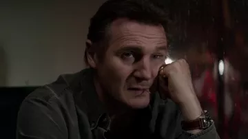 The watch Hamilton Khaki Field of Matt Scudder (Liam Neeson) in the film Walk between the tombs