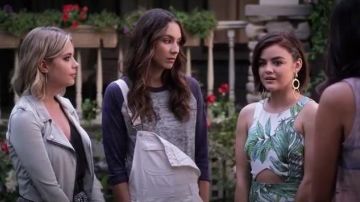 La salopette blanche de Spencer Hastings dans Pretty Little Liars