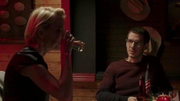 Le pull en dégradé de couleurs de Simon dans Quantico