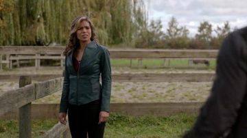le blouson de cuir bleuté de Kendra dans Arrow