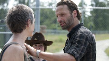 El reloj Kenneth Cole KC3584 usado por Rick Grimes (Andrew Lincoln) en la serie The Walking Dead (S03E09)