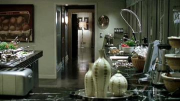 The toaster DeLonghi in the kitchen of Mr and Mrs Smith