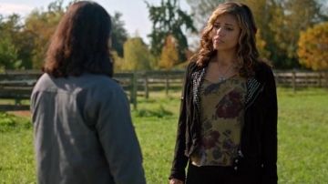 Le top floral à bretelles de Kendra dans Arrow