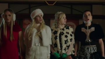 La capa de piel sintética Asos de Abigail Breslin en Scream Queens S01E11