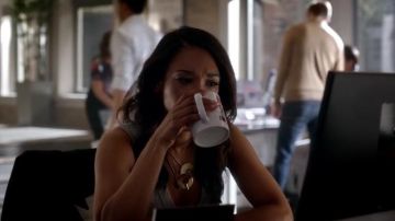 Le collier deux parties Lucky Brand de Iris West (Candice Patton) dans The Flash S02E05