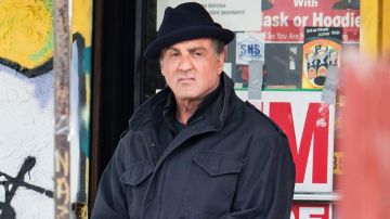 The jacket in military blue of Sylvester Stallone in Creed