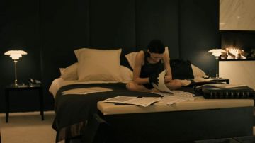 La lámpara louis poulsen al lado de la cama de Lisbeth Salander (Rooney Mara) en Millennium: Men Who Didn't Like Women
