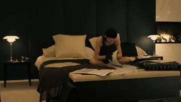 La lampe Louis Poulsen sur le chevet de Lis­beth Sa­lan­der (Roo­ney Mara) dans Millénium: Les hommes qui n'aimaient pas les femmes