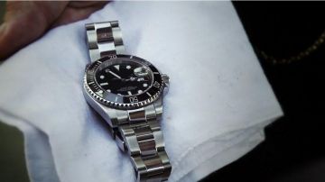 La fausse Rolex Submariner de Bruce Wayne (Da­vid Ma­zouz) dans la série Gotham (Saison 1 Épisode 8)