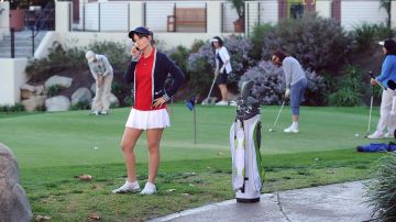 La mini-jupe blanche de golf de Zooey Deschanel dans New Girl