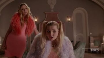 El vestido de tulipán rosa de Billie Lourd en Scream Queens