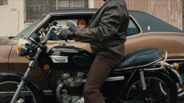 La Triumph Bonneville 750 en Strictly Criminal