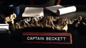 La parade d'éléphants sur le bureau de Kate Beckett (Stana Katic) dans Castle