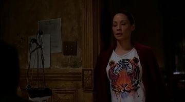 Le t-shirt Chaser tête de tigre de Joan Watson (Lucy Liu) dans Elementary S04E06