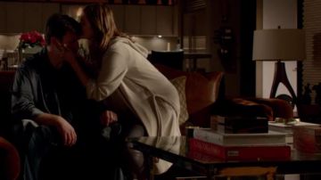 The book "Always Paris" in Richard Castle