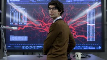 The mug Scrabble "Q10" Q (Ben Whishaw) in Skyfall