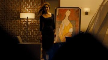 The painting "Woman with a Fan" by Amedeo Modigliani of Severine (Bérénice Marlohe) Skyfall