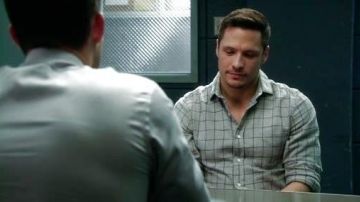 Jack Porter's (Nick Wechsler) Glove Checkered Shirt in Revenge (Temporada 4 Episodio 21)