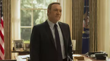 La cravate en soie noire Burberry de Frank Underwood (Kevin Spacey) dans House of Cards