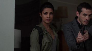 La veste militaire Talula de Alex Parrish (Priyanka Chopra) dans Quantico S01E07