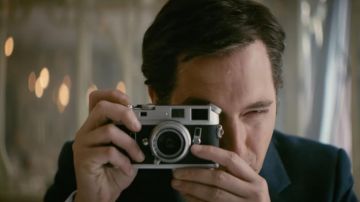 La cámara Leica M7 utilizada por Pierre Bergé (Guillaume Gallienne) en la película Yves Saint Laurent