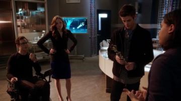 Robe bleue BCBG Max Mazria de Caitlin Snow dans The Flash