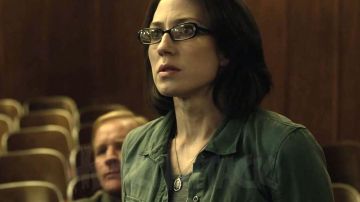 The necklace Pyrrha of Margo Dunne (Carrie Coon) in Gone Girl