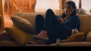 Zapatos Converse Rojos de Jill Garvey (Margaret Qualley) en The Leftovers S01E04