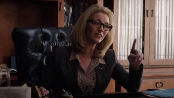 La broche chats noirs de Dean Carol Gladstone (Lisa Kurdrow) dans Nos Pires Voisins