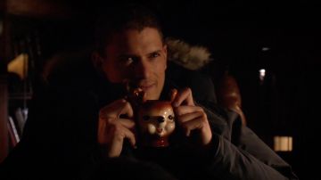 Le mug Pottery Barn de Captain Cold (Wentworth Miller) dans The Flash S02E09