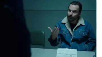 Chaqueta de mezclilla usada por Grey McConnell (Jake Johnson) en Stumptown Temporada 1 Episodio 13