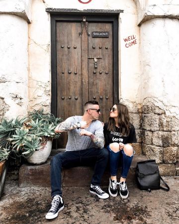 Vans Low Top Sneak­ers of Karen on the Instagram account @everbstyled