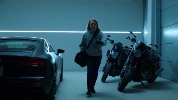 Grey sweatshirt worn by Cecilia Kass (Elisabeth Moss) in The Invisible Man