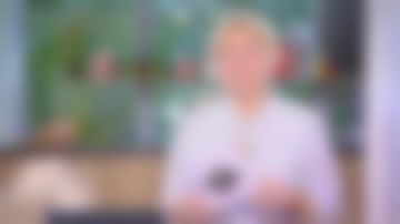 La chemise rayée imprimée minis fruits de Anne-Élisabeth Lemoine dans C à vous le 21.01.2020