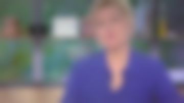 La chemise bleue de Anne-Élisabeth Lemoine dans C à vous