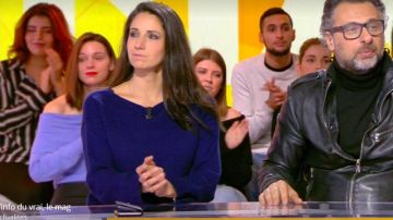 Suéter de escote de barco de Léa Lando, en lana y cachemira azul en L'Info du vrai le mag el 10.02.2020