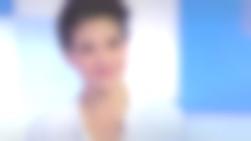 The shirt is off-white, puffed sleeves of Melanie Taravant in C to tell the 10.02.2020