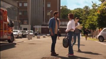 Sneakers high tops red converse, Florence (Frédérique Bel) in H24 (S01E02)