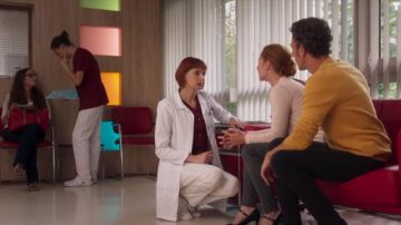 Sneakers, white low converse, Florence (Frédérique Bel) in H24 (S01E02)