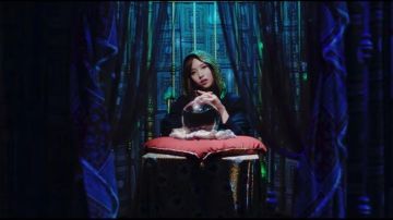 Sweat-shirt en Coton noir Avec Bijou Capuchon porté par Mina dans la musique de la vidéo deux fois "OUI" ou "OUI" M/V