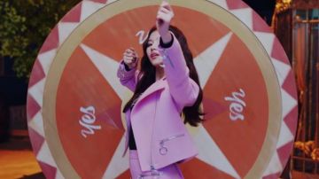 Moschino Maille Perfecto porté par Sana dans la vidéo de musique deux fois "OUI" ou "OUI" M/V