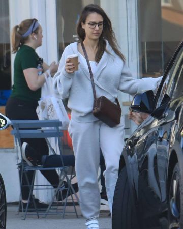 Stella McCartney Eclypse Faux Leather usado por Jessica Alba Blue Bottle 8 de febrero de 2020