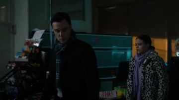 Chaqueta de piel de leopardo usada por Maggie Vera (Sarah Jeffery) en Charmed Temporada 2 Episodio 12