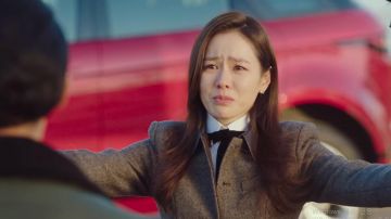 PANTHEON detachable collar A line coat_Dark chocolate of Yoon Se-Ri (Son Ye-jin) in Crash Landing on You (S01E12)