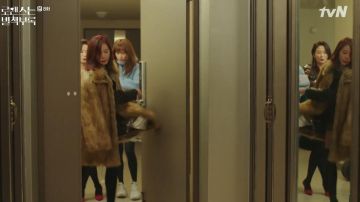 Espadrilles blanches portées par Kang Dan-yi Lee Na-young) dans la Romance est un Bonus Livre de l'Épisode 8